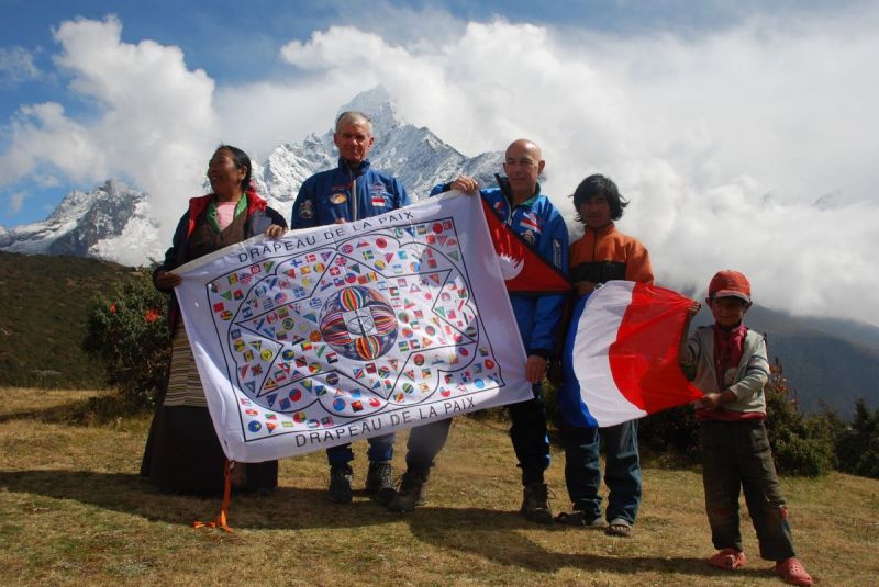 drapeau-de-la-paix-Everest-2011